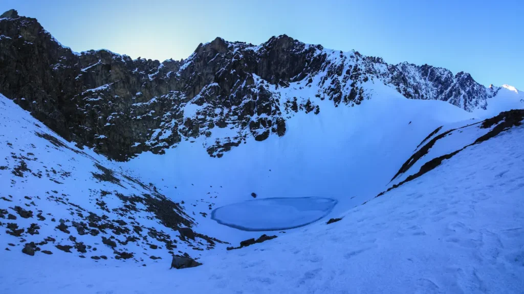 frozen lake in inda uttarakhand