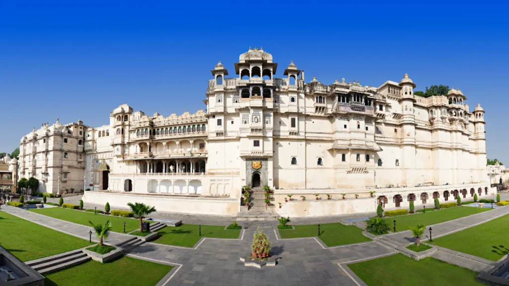 a beautiful picture of city palace udaipur 